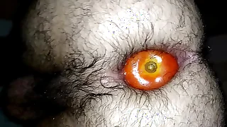 Enfiando um tomate enorme no meu cuzinho peludo
